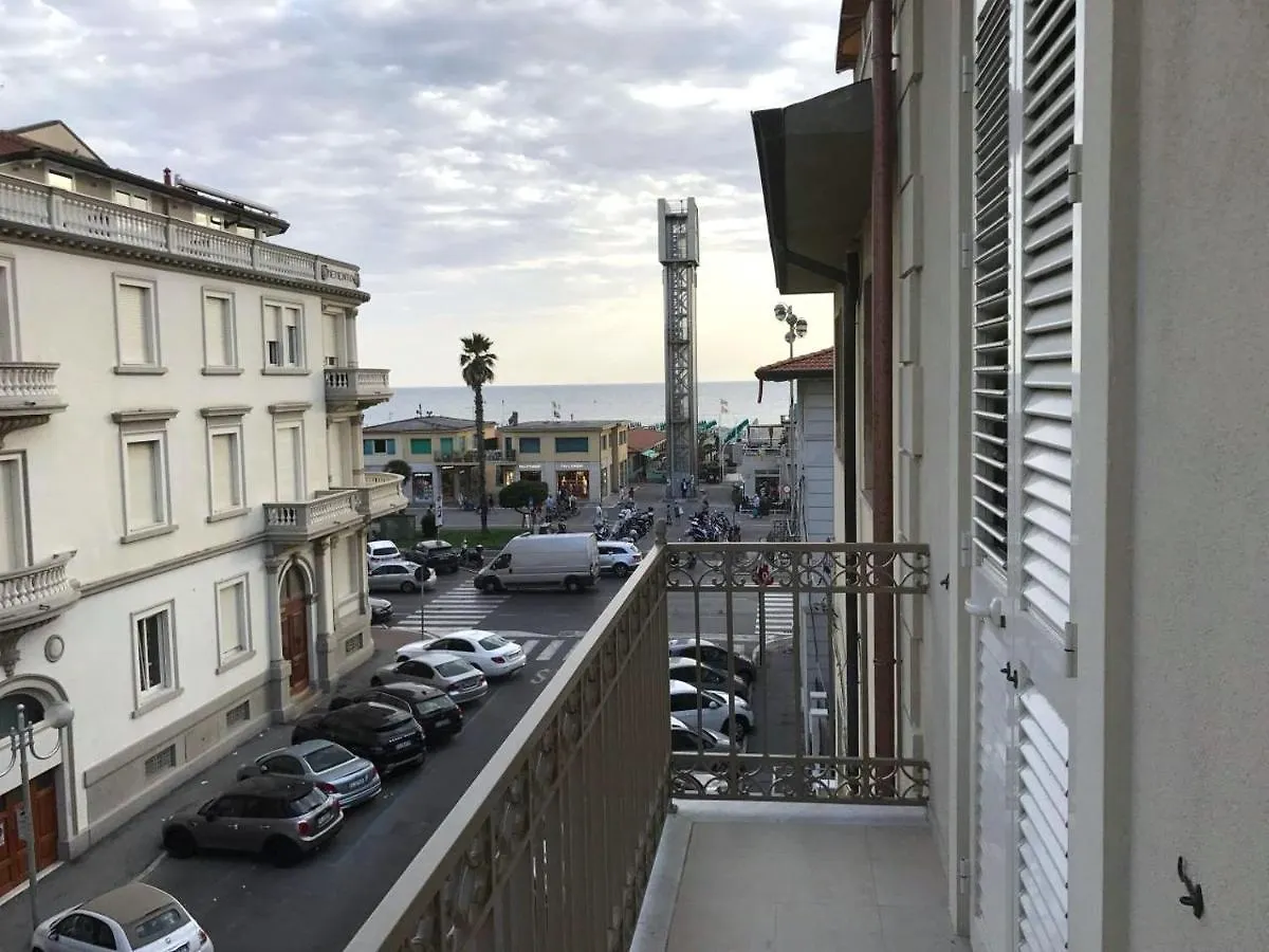 Front Beach Apartments ヴィアレッジョ